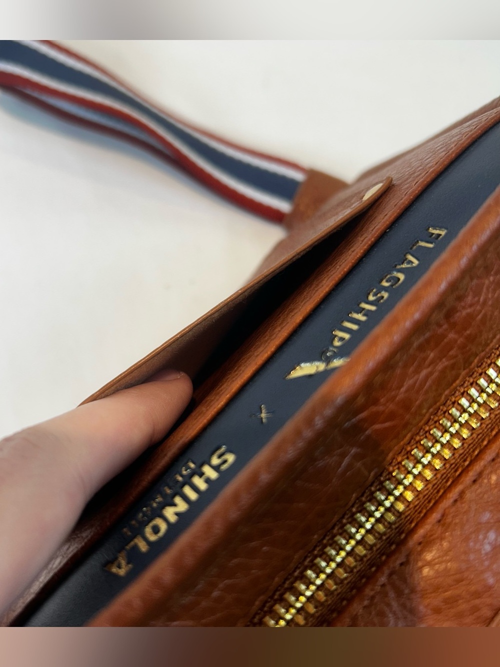 Shinola Detroit American Airlines 1st Class
Amenity Kit Travel Pouch w Strap - Picture 6 of 9